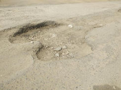  Яма в форме «пятой точки» на дороге в Краснооктябрьском районе Волгограда готова завовевать приз 