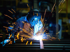 Из-за неосторожной сварки в гараже сгорела «восьмерка» в Волгоградской области