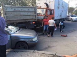 В Волгограде столкнулись два грузовика и легковушка