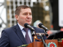 Волгоградец пытается отправить в отставку Андрея Бочарова