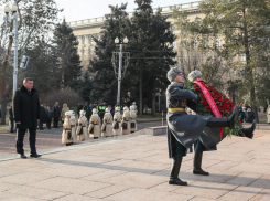 Командиры воинских частей возложили цветы к Вечному огню отдельно от  губернатора в Волгограде 