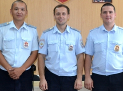 В Волгоградской области трое полицейских спасли тонувшего мужчину
