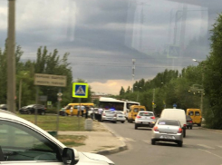 Под Волгоградом внедорожник протаранил маршрутку: трое пострадали 