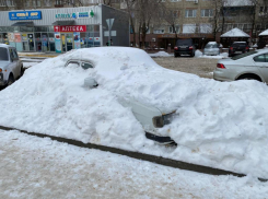В Волгограде на  Двинской снегоуборщик засыпал припаркованные машины