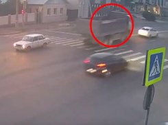 Дерзкий грузовик выехал на встречку в Волгограде: видео 