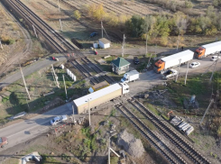 Спасение для проклинающих волгоградские пробки водителей показали с высоты: работа идет