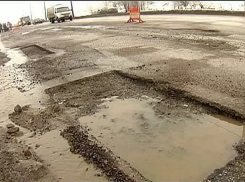 Кроссовер перевернулся на 3-й Продольной Волгограда из-за крупной ямы