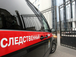 Житель севера Волгограда выпал из окна во время уборки