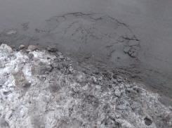 Под давлением снега упал в осадок новый асфальт на севере Волгограда