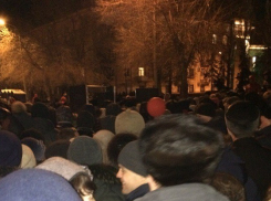 Тысячи зрителей устроили давку у музея-панорамы «Сталинградская битва», чтобы увидеть салют и видеоинсталляцию