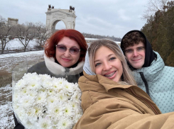 Аня Покров довела маму до слез покупкой квартиры в Волгограде