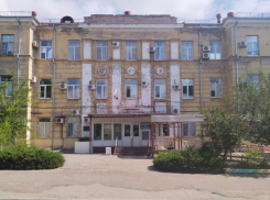 Чиновники предложили волгоградцам три года ждать ремонта ободранной поликлиники