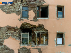 В Волгограде малышка выпала из окна, пока пьяная мать спала