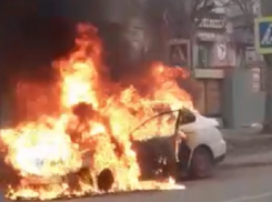 В центре Волгограда загорелась иномарка: фото и видео