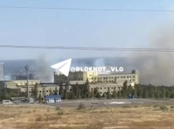 Густой дым возле ТРЦ «Акварель» напугал волгоградцев
