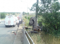 На севере Волгограда ВАЗ-2112 протаранил KIA и световую опору: 1 погиб