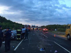 На видео попали последствия ДТП с Hyundai в Волгоградской области, где погибли три человека