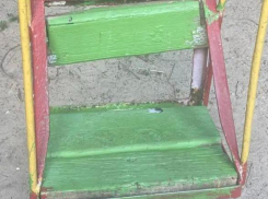 Опасные карусели и качели заменят на юге Волгограда: список дворов 