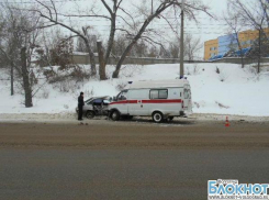 В центре Волгограда столкнулись легковушка и карета скорой помощи