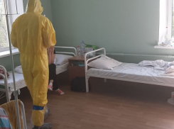 «Обещали лечить, а в итоге просто заперли с температурящими больными»: волгоградка с коронавирусом мечтает уйти из больницы