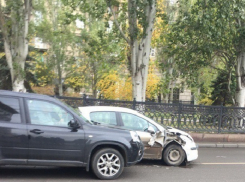 В центре Волгограда блондинка за рулем спровоцировала аварию
