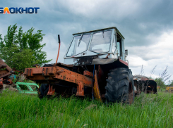 Сборщика урожая переехало трактором насмерть под Волгоградом