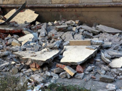 Под Волгоградом на 13-летнего мальчика обрушилось здание администрации