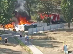 «Она горит и взрывается!»: видео мусорного пожара в Волгограде