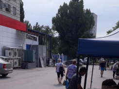 Рабочий получил множество переломов при замене окон в магазине в Волгограде