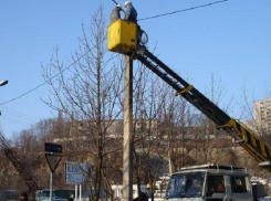 На улицах Волгограда восстанавливают освещение
