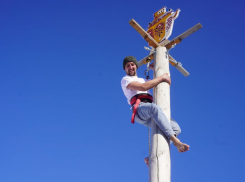 За 9 секунд покорил счастливчик масленичный столб в Волгограде 