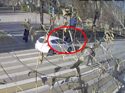 21-летняя девушка попала под колеса Mazda: ДТП между двумя волгоградскими вузами сняли на видео
