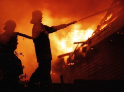 На севере Волгограда сгорел двухэтажный дом