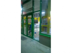 Голодный волжанин разбил дверь в супермаркете кувалдой