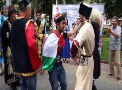 В Волгограде на аллее национальностей диаспоры станцевали шуточный танец