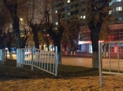 Волгоградцы сломали забор на улице Невской, мешающий им переходить дорогу