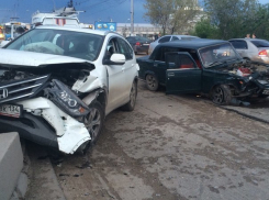 В Волгограде в ДТП на Комсомольском мосту пострадала женщина