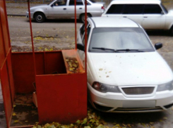 Благодаря сильному ветру торговый прилавок в Волгограде поменял место дислокации