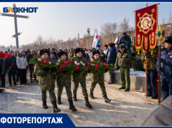 Алые гвоздики на белом снегу: волгоградцы вышли на митинг на острове Людникова