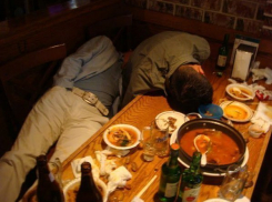 Под Волгоградом мужчина умер за столиком кафе, выпив на спор литр вина 