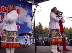 Для волгоградцев 4 ноября спели песни ансамбль «Лазоревый цветок» и группа «Странники»