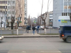 На Невской волгоградцы продолжают штурмовать ликвидированный полтора месяца назад пешеходный переход