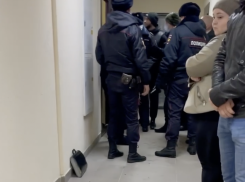 Окровавленный сотрудник полиции и кража оленя в центре Волгограда попали на видео