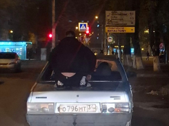 Зумер на корточках прокатился на багажнике «Лады» в Волгограде