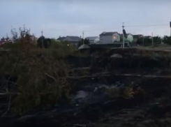 Последствия огромного пожара рядом с жилыми домами под Волгоградом сняли на видео