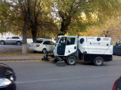 В Волгограде водителей просят не бросать автомобили под щетки подметально-вакуумных машин