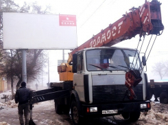 От 25 рекламных щитов и арок за неделю освободили улицы Волгограда 