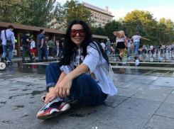 Певица Елка незаметно прогулялась по набережной Волгограда