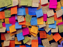 Яркими стикерами обклеят двери должников за тепло и воду в Волгограде