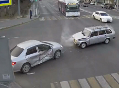 Жуткое ДТП Toyota и «четверки» в клубах дыма сняли на видео в Волгограде 